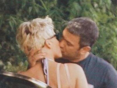 Το καυτό φιλί του Χαριτάτου με τη νέα σύ...