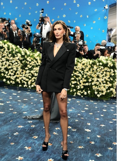 Χέιλι Μπίμπερ με Saint Laurent