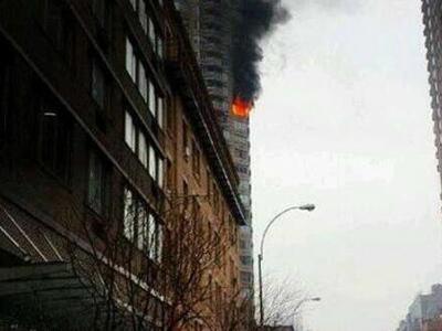 Σε εξέλιξη πυρκαγιά σε ουρανοξύστη της Ν...