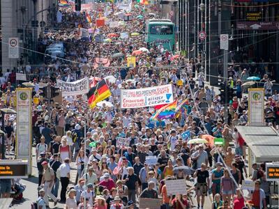 Γερμανία: Εκατοντάδες διαδηλωτές εναντίο...