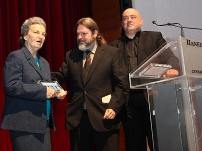  Η κ. Ελισάβετ Καββαδία παραλαμβάνει την...