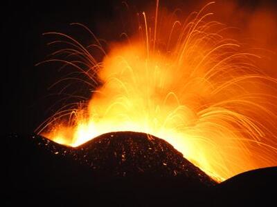 Καταπληκτική καταγραφή έκρηξης ηφαιστείο...