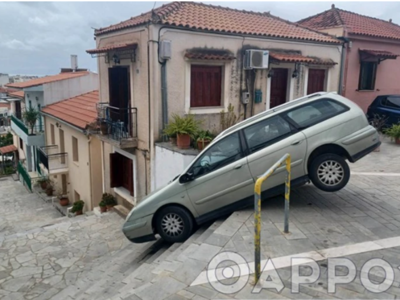 92χρονος οδηγός δεν είδε τα σκαλιά και τα.. κατέβηκε με το αυτοκίνητο