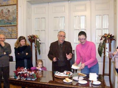 O Δήμαρχος έκοψε την πίττα του γραφείου του 