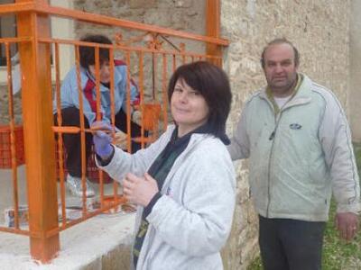 Πάτρα: Βάφουν τα κάγκελα του 34ου Δημοτι...