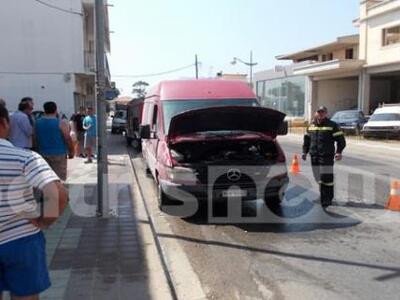 Aμαλιάδα: «Φορτηγάκι» άρπαξε φωτιά!