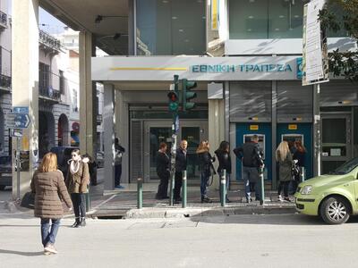 Πάτρα:  Πολίτες στοιβάζονται μέσα και έξ...