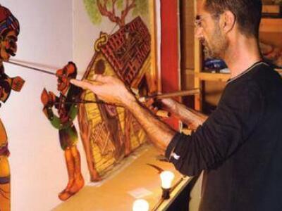 Τον Καραγκιόζη - βιβλιοπώλη παρουσιάζει ...