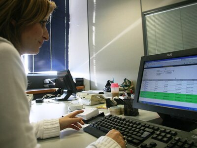 Η εφορία καλεί όσους θεωρεί ότι φοροδιαφεύγουν