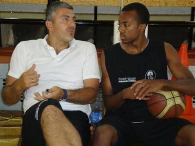 Ο Αμερικανός δέχεται τις οδηγίες του Νίκου Βετούλα