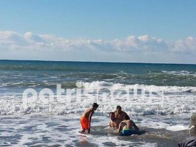 Tα κύματα "κατάπιαν" τον σταυρ...