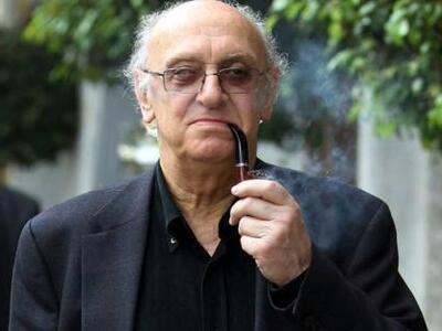 Ο Πέτρος Μάρκαρης με το βιβλίο του &quot...