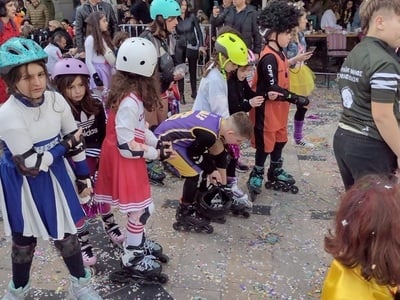 ΠΟΤ: Στο Καρναβάλι των μικρών με rollers...