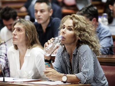 Χαμός στη Βουλή με το νομοσχέδιο για την...