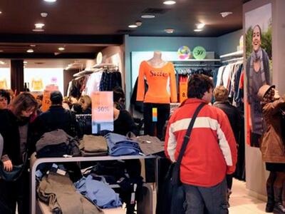 Στα καταστήματα ένδυσης και υπόδησης η μ...