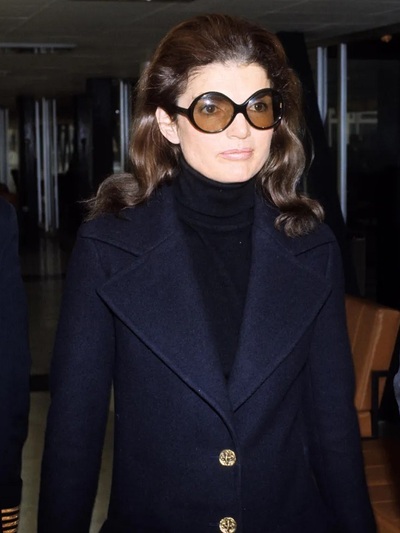 Τζάκι Κένεντι με μεγάλο οβάλ σκελετό