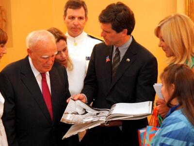 Αθλητές των Special Olympics στον Κάρολο Παπούλια