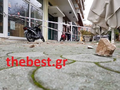 Πάτρα: Έπεσαν σοβάδες στη Στρατοκλέους- ΦΩΤΟ 