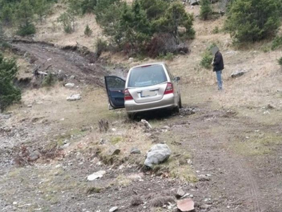 Νεκροφόρα εγκλωβίστηκε σε χωριό στα Άγρα...