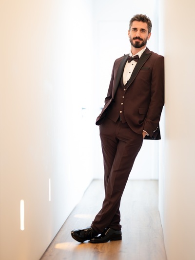 Μπορντό κοστούμι με σατινέ πέτα, ασορτί ...