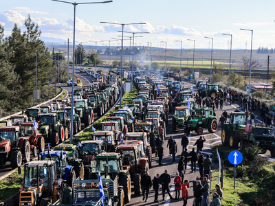 Μπλόκα αγροτών: Κομμένη στα δύο η χώρα –...
