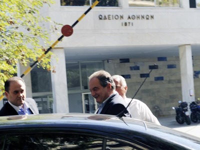 Καραμανλής αξύριστος και τσαλακωμένος