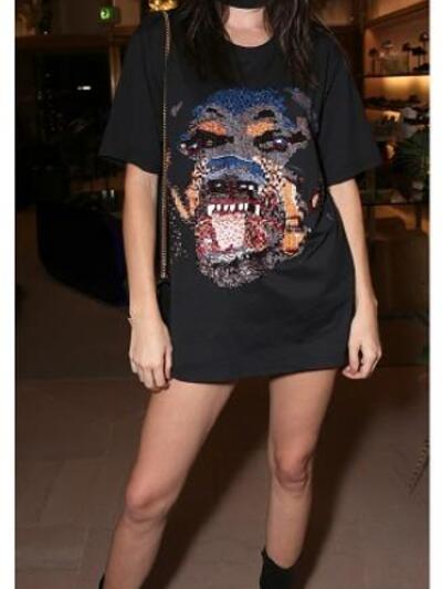 H Kένταλ Τζένερ έκανε ένα t-shirt του οί...