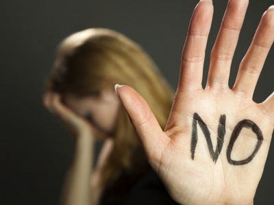 Ενδοοικογενειακή βία: Κάθε έξι ημέρες μι...
