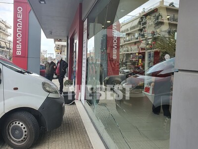 «Τράκαρε» με τζαμαρία βιβλιοπωλείου στην...