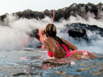 Έκανε σερφ δίπλα από ενεργό ηφαίστειο στ...