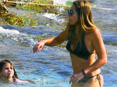 Σέξι μαμά στην παραλία η Ελένη Πετρουλάκ...