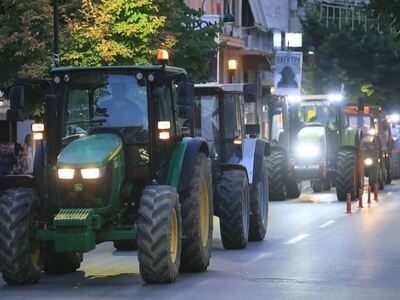 Οι αγρότες βγάζουν τα τρακτέρ στους δρόμ...