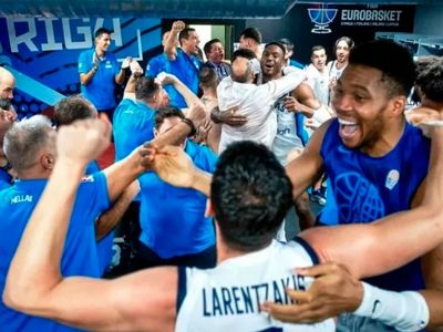 Ξέφρενοι πανηγυρισμοί στα αποδυτήρια: Το...