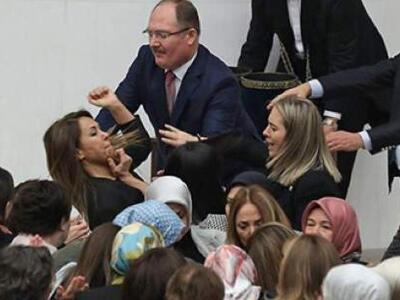 Ξύλο μεταξύ γυναικών στην τουρκική βουλή 