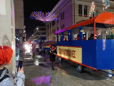 ΠΑΤΡΑ - ΦΩΤΟ: Οι σοκολατορίχτες δεν "χαμπαριάζουν" από βροχή