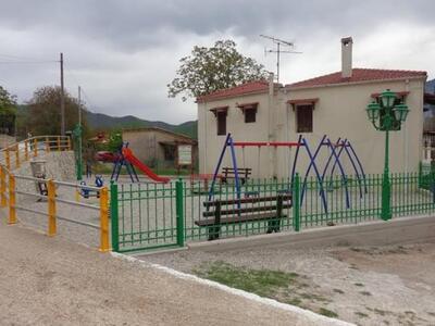 Καλάβρυτα: Νέα παιδική χαρά απέκτησε το Μάνεσι