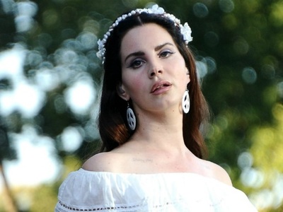 Η Λάνα Ντελ Ρέι βγάζει ποιητική συλλογή ...