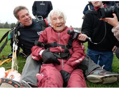 Στα 100ά της γενέθλια, έκανε άλμα ελεύθερης πτώσης