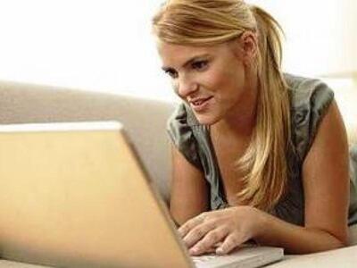 Οι γυναίκες “θάβουν” περισσότερο στο Facebook 