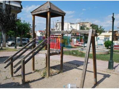 Tο ΑΓΡΑΦΟΝ φροντίζει την πλατεία- ντροπή...