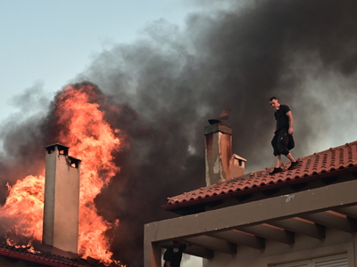 Κάηκαν σπίτια σε Κρυονέρι και Δροσοπηγή - ΦΩΤΟ