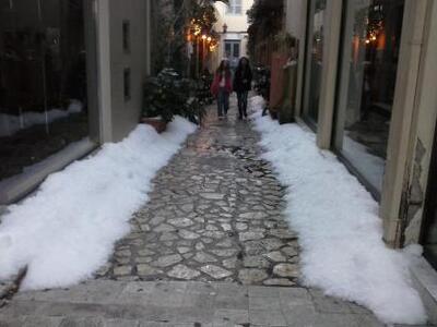 Πάτρα: "Χιόνισε" στην Πάροδο!