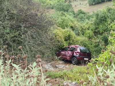 Αχαΐα: Αυτοκίνητο έπεσε σε γκρεμό σε περ...