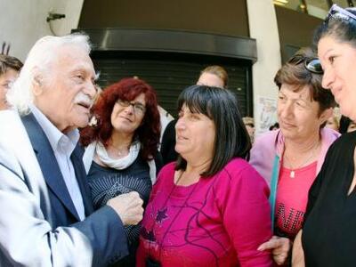 «Σπάει τα κοντέρ» ο Μανώλης Γλέζος, ξεπέ...