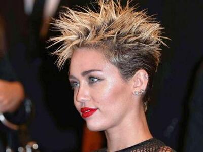 H Miley Cyrus ανεβάζει προκλητικές φωτό ...