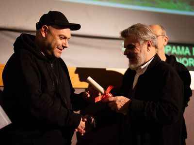 Ο Κύρος Παπαβασιλείου παίρνει το βραβείο...