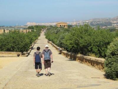 Η κοιλάδα των ναών και στο βάθος η πόλη ...