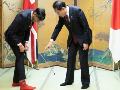 Viral… οι κάλτσες του Σουνάκ στη G7 