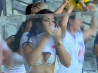 Η οπαδός που βγήκε από τα... ρούχα της! ΒΙΝΤΕΟ 