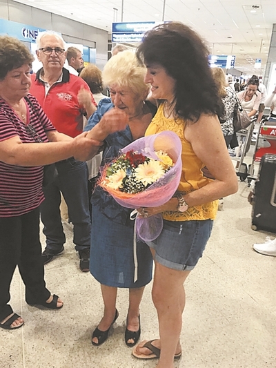 Η πρώτη συνάντηση της Ευτυχίας Νούλα, ως τότε Linda Caroll Forrest Trotter, με τη βιολογική της μητέρα, Χαρίκλεια, στο αεροδρόμιο Ελευθέριος Βενιζέλος, στις 16 Ιουνίου 2017. Βρέθηκαν μετά από 59 χρόνια.